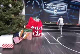 "Shaqtin' A Fool" laurai – Shaqą tradiciškai į eglutę įstūmusiam kolegai